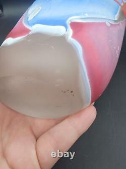 Vase en verre satiné abstrait de 10 3/4 pouces de hauteur style James Wilbat