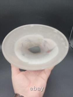 Vase en verre satiné abstrait de 10 3/4 pouces de hauteur style James Wilbat