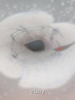 Vase en verre satiné abstrait de 10 3/4 pouces de hauteur style James Wilbat