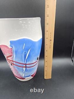 Vase en verre satiné abstrait de 10 3/4 pouces de hauteur style James Wilbat