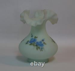 Vase en verre satiné bleu avec bordure ondulée de Fenton Art Glass Rose