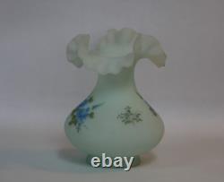 Vase en verre satiné bleu avec bordure ondulée de Fenton Art Glass Rose