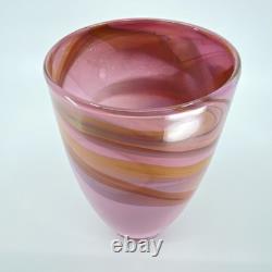 Vase en verre soufflé à la main Gerry Reilly, ton rose, tourbillon, verre melting pot, signé WA