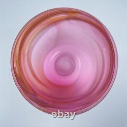 Vase en verre soufflé à la main Gerry Reilly, ton rose, tourbillon, verre melting pot, signé WA