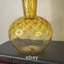 Vase en verre soufflé à la main MCM des années 1960 avec bulles contrôlées en optique double couleur jaune en forme de gourde