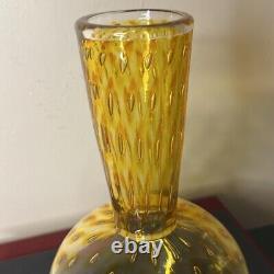 Vase en verre soufflé à la main MCM des années 1960 avec bulles contrôlées en optique double couleur jaune en forme de gourde