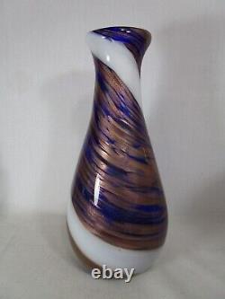 Vase en verre soufflé à la main, bleu cobalt avec des tourbillons et des éclats de cuivre, 13 vintage