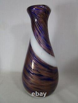 Vase en verre soufflé à la main, bleu cobalt avec des tourbillons et des éclats de cuivre, 13 vintage