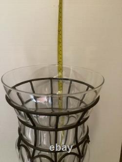 Vase en verre soufflé à la main gothique exceptionnel de 40 cm de hauteur, pièce maîtresse en cage.