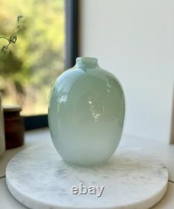 Vase en verre soufflé à la main ombre vert pâle de 20 cm de hauteur, verre d'art de studio unique