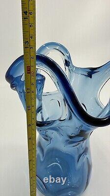 Vase en verre soufflé bleu