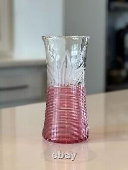 Vase en verre soufflé rose de Boston et Sandwich antique avec filigrane et fleur gravée des années 1880