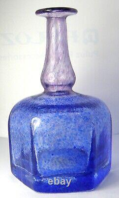 Vase en verre suédois Kosta Boda, vase miniature signé par Bertil Vallien 47835 c. 1977