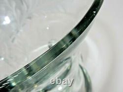 Vase en verre sur pied Art déco de 11-1/8 pouces avec deux poignées, gravé et orné de fleurs et de perroquets.