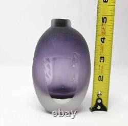 Vase en verre taillé givré améthyste fait main en verre d'art de Géorgie signé Loretta Eby