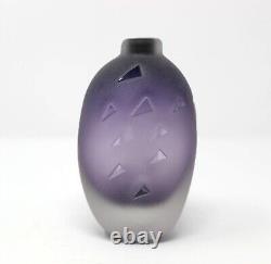 Vase en verre taillé givré améthyste fait main en verre d'art de Géorgie signé Loretta Eby