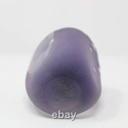 Vase en verre taillé givré améthyste fait main en verre d'art de Géorgie signé Loretta Eby