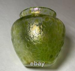 Vase en verre texturé vert iridescent Loetz Bohémien soufflé à la main antique