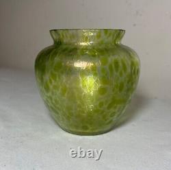 Vase en verre texturé vert iridescent Loetz Bohémien soufflé à la main antique