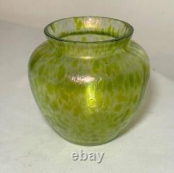 Vase en verre texturé vert iridescent Loetz Bohémien soufflé à la main antique