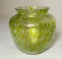 Vase en verre texturé vert iridescent Loetz Bohémien soufflé à la main antique