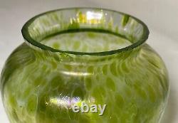 Vase en verre texturé vert iridescent Loetz Bohémien soufflé à la main antique