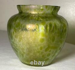 Vase en verre texturé vert iridescent Loetz Bohémien soufflé à la main antique