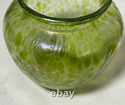 Vase en verre texturé vert iridescent Loetz Bohémien soufflé à la main antique