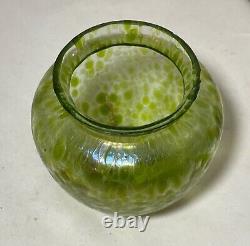 Vase en verre texturé vert iridescent Loetz Bohémien soufflé à la main antique