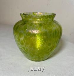 Vase en verre texturé vert iridescent Loetz Bohémien soufflé à la main antique