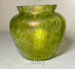 Vase en verre texturé vert iridescent Loetz Bohémien soufflé à la main antique