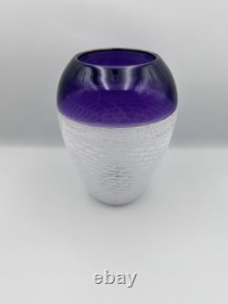 Vase en verre torsadé de l'atelier de Michael Hunter. Superbe tourbillon violet et blanc.