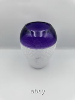 Vase en verre torsadé de l'atelier de Michael Hunter. Superbe tourbillon violet et blanc.