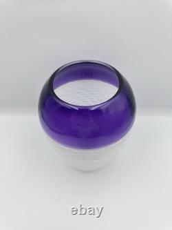 Vase en verre torsadé de l'atelier de Michael Hunter. Superbe tourbillon violet et blanc.