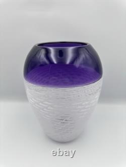 Vase en verre torsadé de l'atelier de Michael Hunter. Superbe tourbillon violet et blanc.