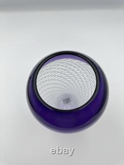 Vase en verre torsadé de l'atelier de Michael Hunter. Superbe tourbillon violet et blanc.