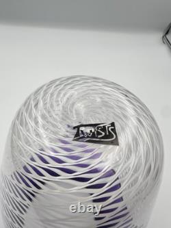 Vase en verre torsadé de l'atelier de Michael Hunter. Superbe tourbillon violet et blanc.