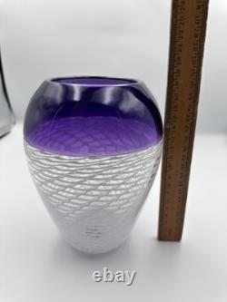 Vase en verre torsadé de l'atelier de Michael Hunter. Superbe tourbillon violet et blanc.