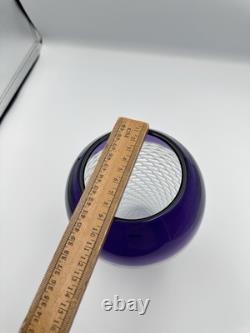 Vase en verre torsadé de l'atelier de Michael Hunter. Superbe tourbillon violet et blanc.