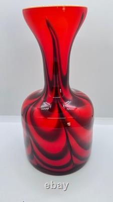 Vase en verre vintage rouge et noir à motif tourbillonnant, soufflé à la main, style art verrier mid-century