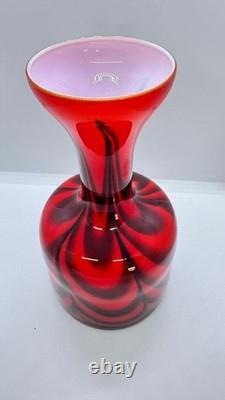 Vase en verre vintage rouge et noir à motif tourbillonnant, soufflé à la main, style art verrier mid-century