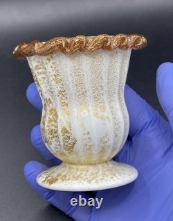 Vase étiré en verre d’art Aventurine Rigaree soufflé à la bouche, lait et or. Murano, Italie