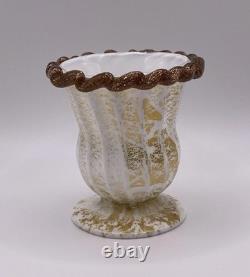 Vase étiré en verre d’art Aventurine Rigaree soufflé à la bouche, lait et or. Murano, Italie