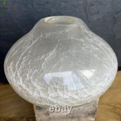 Vase lourd en verre d’art du XXe siècle à effet craquelé et intérieur blanc, collection Sia
