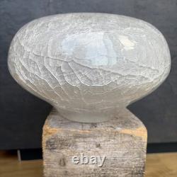 Vase lourd en verre d’art du XXe siècle à effet craquelé et intérieur blanc, collection Sia