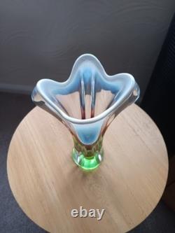 Vase lourd en verre rose et vert de Josef Hospodka Chribska des années 1960 vintage