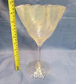 Vase ou gobelet en verre artistique soufflé à la main irisé de 25 cm de John Walsh Walsh