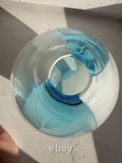 Vase œuf en verre d’art bleu et blanc asymétrique avec boîtier, signé, marque de pontil étoilée