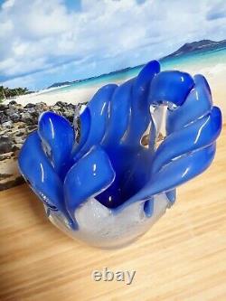 Vase unique en verre avec un bord en forme de ruban tourbillonnant