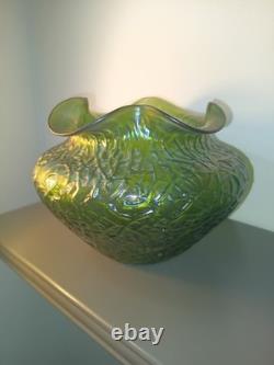 Vase vert moulé de design Loetz avec bord évasé